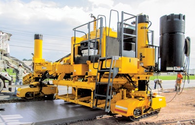 The 3300 has a symmetrical configuration and has been designed for right-side and left-side pour capability. Its U-shaped operator’s platform ensures complete visibility of the paving process.