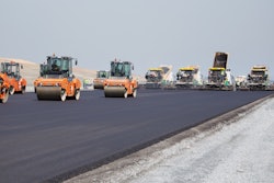 The entire fleet of 12 SUPER pavers is working 'hot on hot'. This means the seams are significantly better protected against water penetration and can withstand stresses for longer.