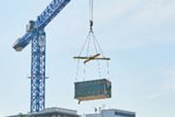 The crane, model 21LC750, located at the shopping centre’s rooftop, is building a hotel with modules of more than 7.5 tonnes in weight.