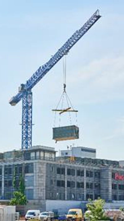 The crane, model 21LC750, located at the shopping centre’s rooftop, is building a hotel with modules of more than 7.5 tonnes in weight.