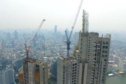 Two Linden Comansa luffing-jib cranes, at the top of the Iconsiam project.