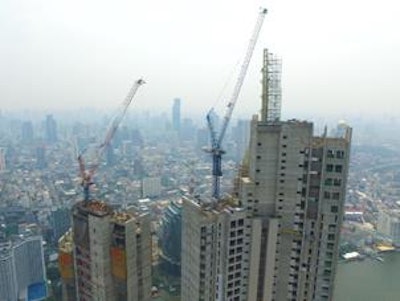 Two Linden Comansa luffing-jib cranes, at the top of the Iconsiam project.