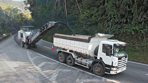 Site Manager Cleiton Farias de Jesus also appreciates the eco-friendly technologies of the W 200. They play a key role in ensuring that his company meets the ISO 14001 Environmental management standard.