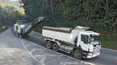 Site Manager Cleiton Farias de Jesus also appreciates the eco-friendly technologies of the W 200. They play a key role in ensuring that his company meets the ISO 14001 Environmental management standard.