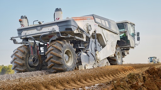 High load-bearing capacity for the approach road to Interstate 69: the Wirtgen WR 250 delivered a top performance stabilizing soil in Indiana.