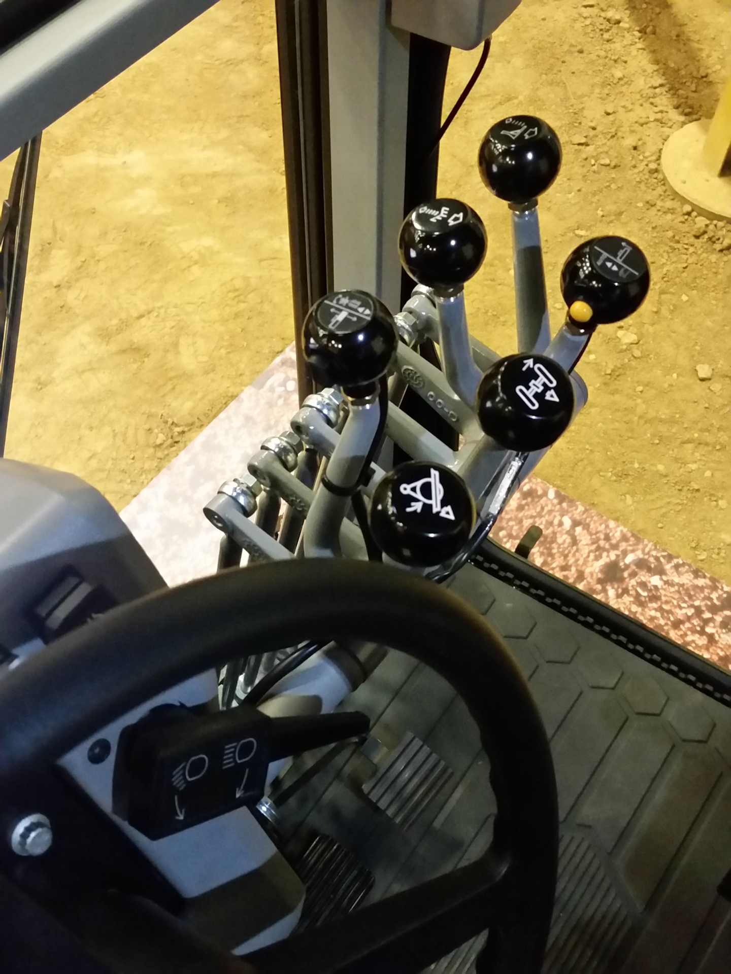 Caterpillar 140 Motor Grader Combines High Tech Features With