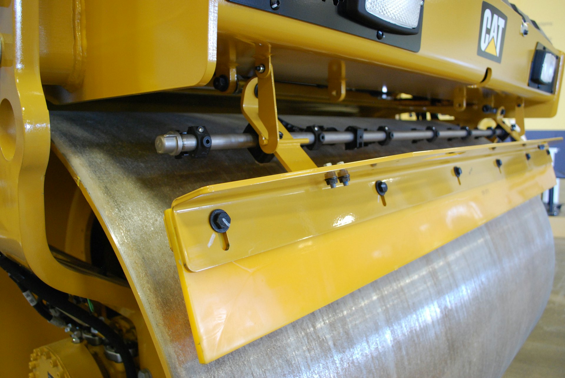 3 Tips to Maintain Vibratory Rollers and Keep Them on the Asphalt Mat