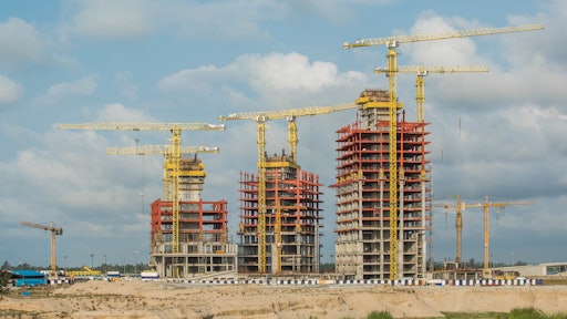 All six COMANSA cranes working on the 'Azuri Peninsula' project have flat-top design and maximum load capacity of 18 and 20 tonnes.