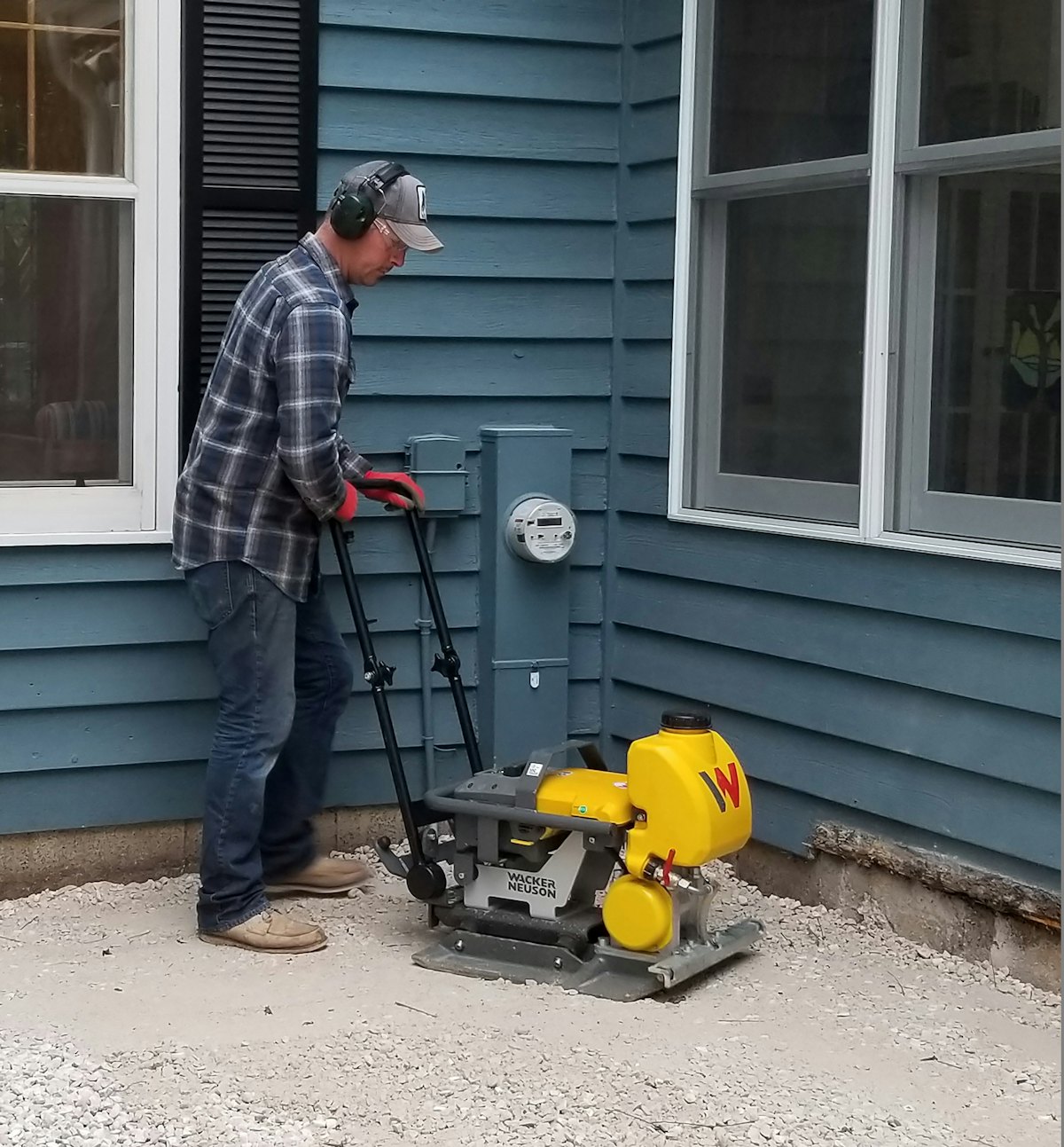 Wacker neuson battery plate compactor top