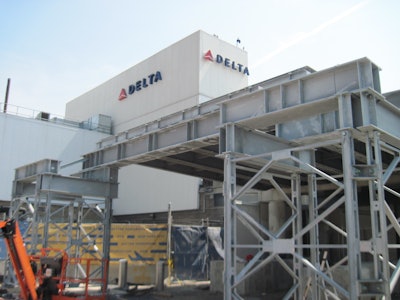 The modular steel bridge provided to Delta Airlines was installed to allow uninterrupted vehicular passage during renovations to terminals C and D at LaGuardia Airport.