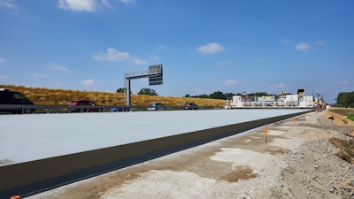 With working widths up to 59 ft., the TCM 180i is the ideal team mate for the two SP 1500 pavers. It ensures optimum curing of the new concrete pavement.