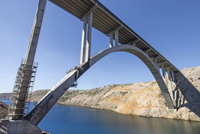 Application of MCI 2020 will stop further corrosion of reinforcing metals and extend the service life of the bridge.