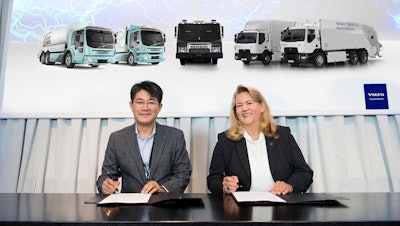 The alliance with Samsung SDI will cover joint development of battery packs specifically developed for Volvo Group’s truck applications. Shown is JW Kim, executive vice president, Strategic Marketing, Samsung SDI, and Andrea Fuder, chief purchasing officer, Volvo Group.