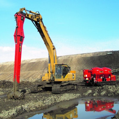 The stabilization method used on the canal includes the Processor hydraulic accessory for excavators, the PF Pressure Feeder and the Data Acquisition System to measure, control and report the stabilization.