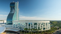 The curves created by the hotel's guitar shape required an advanced design for the sloped columns that now give the guitar its iconic silhouette.