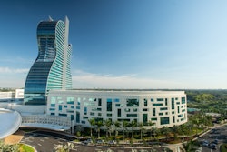 The curves created by the hotel's guitar shape required an advanced design for the sloped columns that now give the guitar its iconic silhouette.