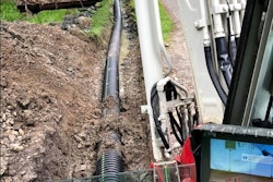 iDig's cab-mounted touchscreen display shows the operator the machine's bucket in relation to surrounding surfaces. A light bar with red, orange and green LEDs indicates when the bucket teeth are on grade.