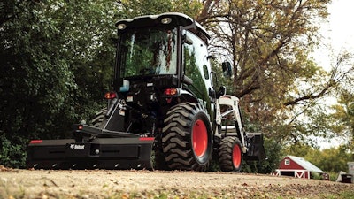 Bobcat CT2540 with 3-point-hitch angle blade