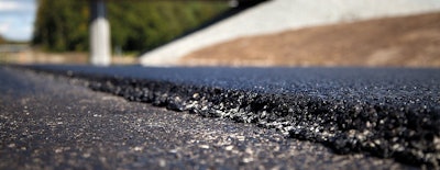 Oscillation rollers are particularly well suited for compacting asphalt when vibration should be minimized, for instance on thin asphalt lifts, bridge decks, near building foundations and concrete structures.