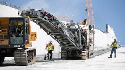 Wirtgen cold milling machines prepared the Oroville Dam’s spillway for the repair project.