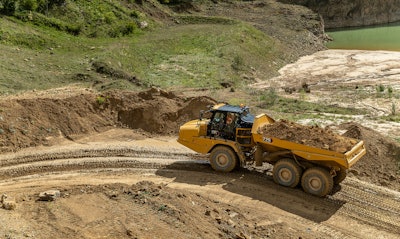 An assisted automatic hoist on the Caterpillar 725 places the transmission in neutral, applies the waiting brake and hoists the truck bed to the maximum tipping angle at high rpm, requiring up to 50 percent less operator input.