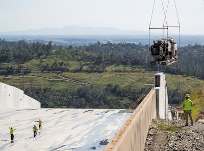 Before the cold milling machines could begin their work, they were lifted onto the surface to be milled by lattice boom cranes.