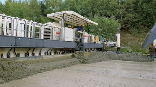 With its 436 hp Cummins engine (that meets the EU Stage V/US EPA Tier 4f exhaust emission standards), the SP 154i offers ample power reserves that enable it to pave concrete surfaces up to 16 m wide and 450 mm thick.