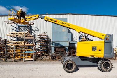 The HT16 RTJ O/PRO telescopic boom (HT46 RTJ O/PRO in North America) is a reliable machine combining robust design with ergonomic controls and integrating Haulotte’s exclusive innovations, Activ’Lighting System and Activ’Shield Bar, for optimal safety.
