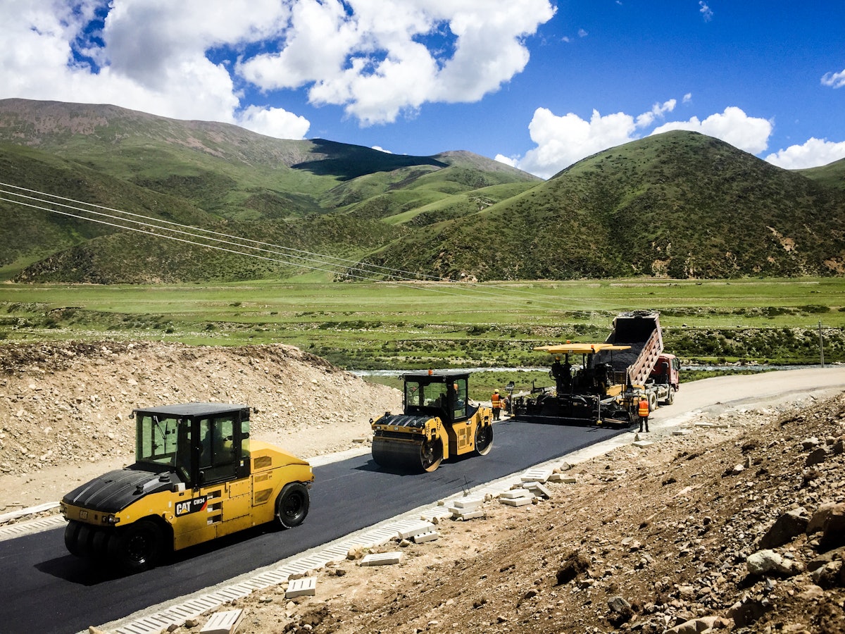 The Latest Trends in Pneumatic Asphalt Rollers For Construction Pros