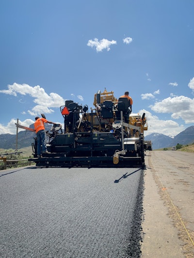 The texture of this screed plate adds a lateral component as well as a longitudinal and vertical component. As the mix enters the OXCLAW immediately multiple forces are applied to the aggregate. At multiple depths, along with the vertical and longitudinal forces, the mix is moved side to side laterally, kneading the aggregate in place until it finds its final resting place. This movement aids in remixing your asphalt, helping with any possible segregation you may have.