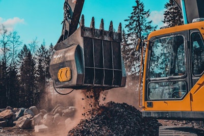 In many applications, mobile crushing buckets are an alternative to mobile crushing plants. Throughput varies and is a function of the material hardness and density.