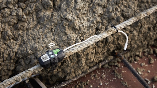 In addition to an update in the sensor’s design, activation, installation, and wireless signal range, SmartRock 3 has been equipped with dual-temperature monitoring capabilities. This enables users to measure temperature values at two locations simultaneously.