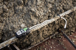 In addition to an update in the sensor’s design, activation, installation, and wireless signal range, SmartRock 3 has been equipped with dual-temperature monitoring capabilities. This enables users to measure temperature values at two locations simultaneously.