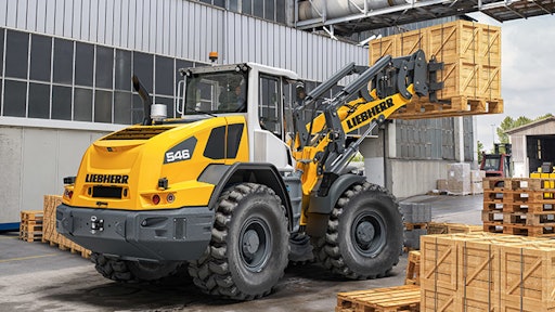 A new Liebherr L 546 wheel loader in operation. The parallel kinematics are suitable for use with a forklift.