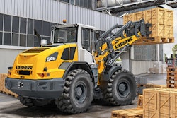 A new Liebherr L 546 wheel loader in operation. The parallel kinematics are suitable for use with a forklift.