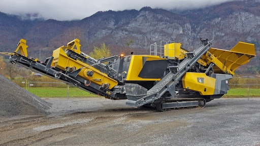Two in one: With the new track-mobile reversible impact crusher Keestrack I4e RIC, the international processing specialist is presenting a powerful solution for secondary and tertiary crushing, which is particularly suitable for highly economical sand production (0-2 mm).