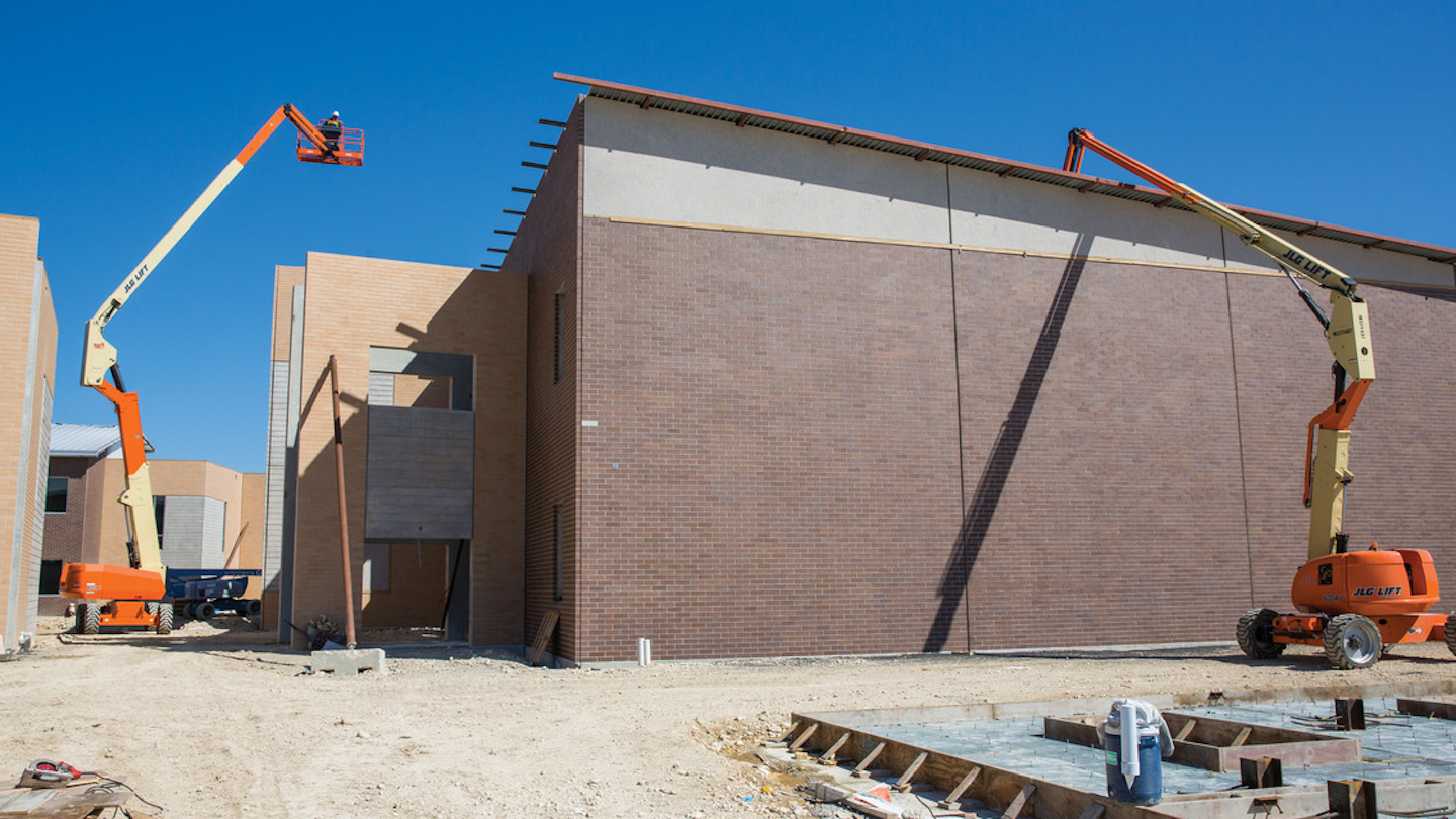 How to Decide Between an Articulated or Straight Boom Lift for Your