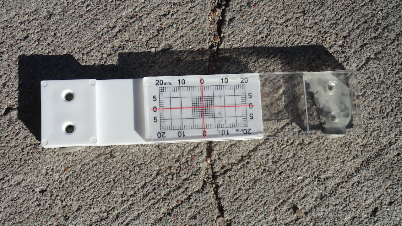 Troubleshooting Cracks in Concrete, Crack Monitor