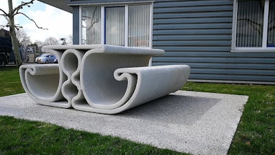 Free forms can easily be created using 3D printing – and this also applies to unusual seating designs that are characterized by comfort, durability and stability.