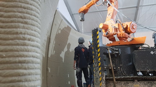 The walls and pillars are created layer by layer. In this method of construction, no formwork is needed. The formulation of Korodur’s CyBe MORTAR building material was matched precisely to the requirements of the 3D printing process.