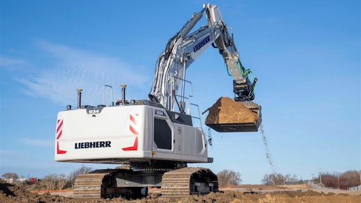 The machine delivered to Brad-Pave is a generation 8 R 934 crawler excavator with Leica 3D passive system, which will be updated with a semi-automatic system featuring an automatic inclination/rotation function.