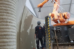 The walls and pillars are created layer by layer. In this method of construction, no formwork is needed. The formulation of Korodur’s CyBe MORTAR building material was matched precisely to the requirements of the 3D printing process.