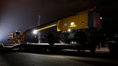 When visibility is reduced, the twilight sensor automatically activates the Haulotte Activ' Lighting System.