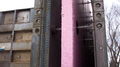 Thermomass sandwich wall system