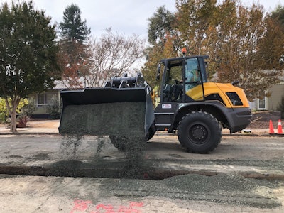 The swing loader provides stability with maximum mobility and the ability to complete tasks in a very limited space. The ability to swing the attachment around limits the need to drive and reposition the machine.