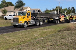 Live-bottom trailers remain horizontal during the unloading process. The flow of material is always predictable and controllable.