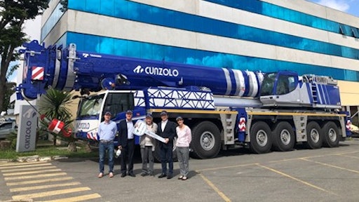 From left to right: Marcos Cunzolo (General Director, Cunzolo), Anilton Leite (Sales Manager, Tadano Brazil), Rodolfo Cunzolo (President, Cunzolo), Masatoshi Hirano (President, Tadano Brazil), and Renata Cunzolo (Financial Director, Cunzolo).