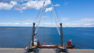 Strong together: Two LHM 800 Liebherr mobile harbour cranes operate in tandem mode in the port of St. Petersburg (Russia). Together, the two machines can handle a load of up to 616 tons.