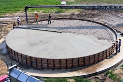 Battery-powered roller screeds are suited for remote applications. They have no cords or hoses and can be easily operated in remote environments with a limited power supply.