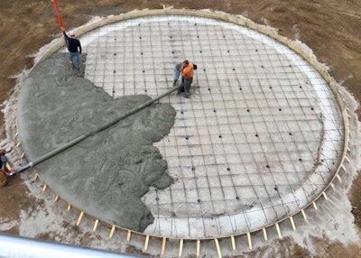 Roller screeds that can easily change spin direction allow operators to screed clockwise or counterclockwise during the pour, eliminating the risk of a cold joint.